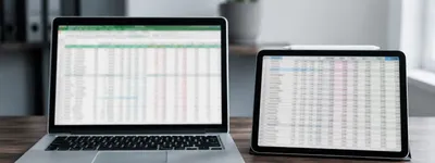 Laptop e tablet lado a lado sobre uma mesa de madeira, ambos com planilhas abertas na tela — o laptop com o Excel e o tablet com uma planilha em cores diferentes